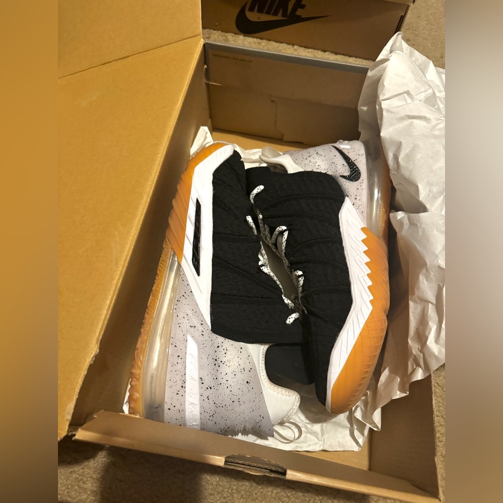 Lebron black white gum